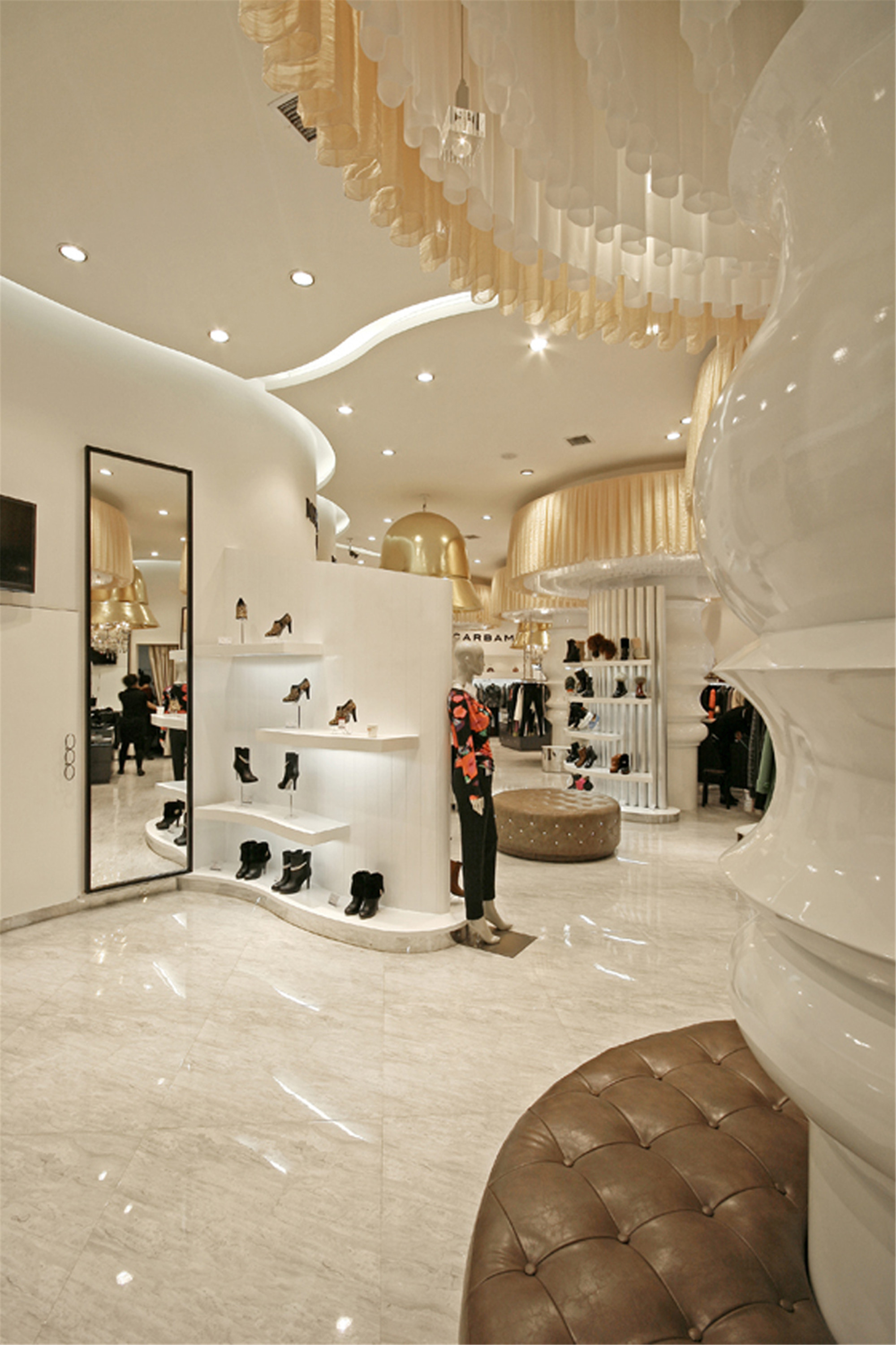 簡潔明亮服裝店裝修設(shè)計-第4張圖片-上海古都建筑設(shè)計集團(tuán) 簡潔明亮服裝店裝修設(shè)計-第4張圖片-上海古都建筑設(shè)計集團(tuán)