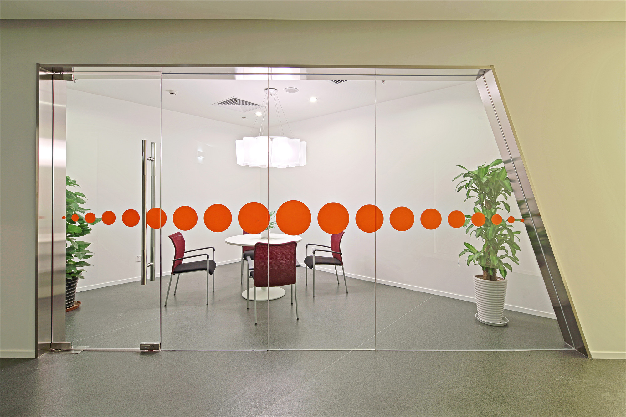 現(xiàn)代時尚辦公室裝修設計效果圖-第5張圖片-上海古都建筑設計集團 現(xiàn)代時尚辦公室裝修設計效果圖-第5張圖片-上海古都建筑設計集團